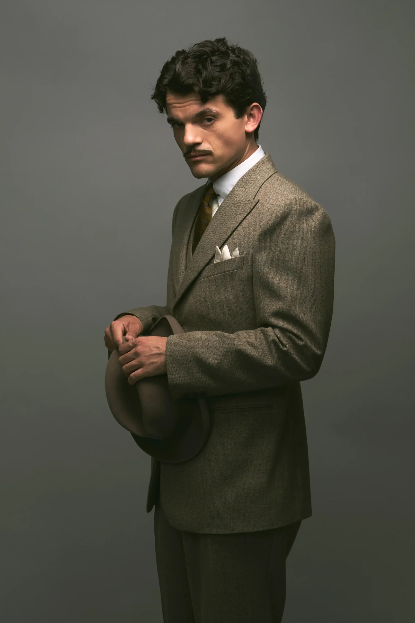 BBC divulga primeiras imagens do mais jovem Hercule Poirot da história na nova série de Agatha Christie