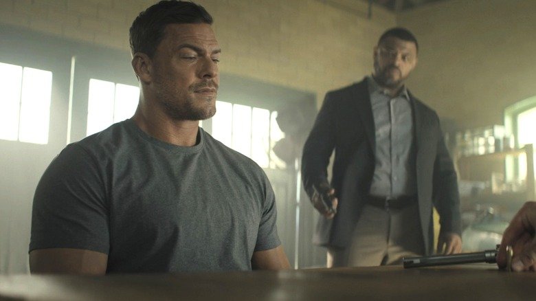 Alan Ritchson compara Jack Reacher a um animal selvagem para explicar o personagem