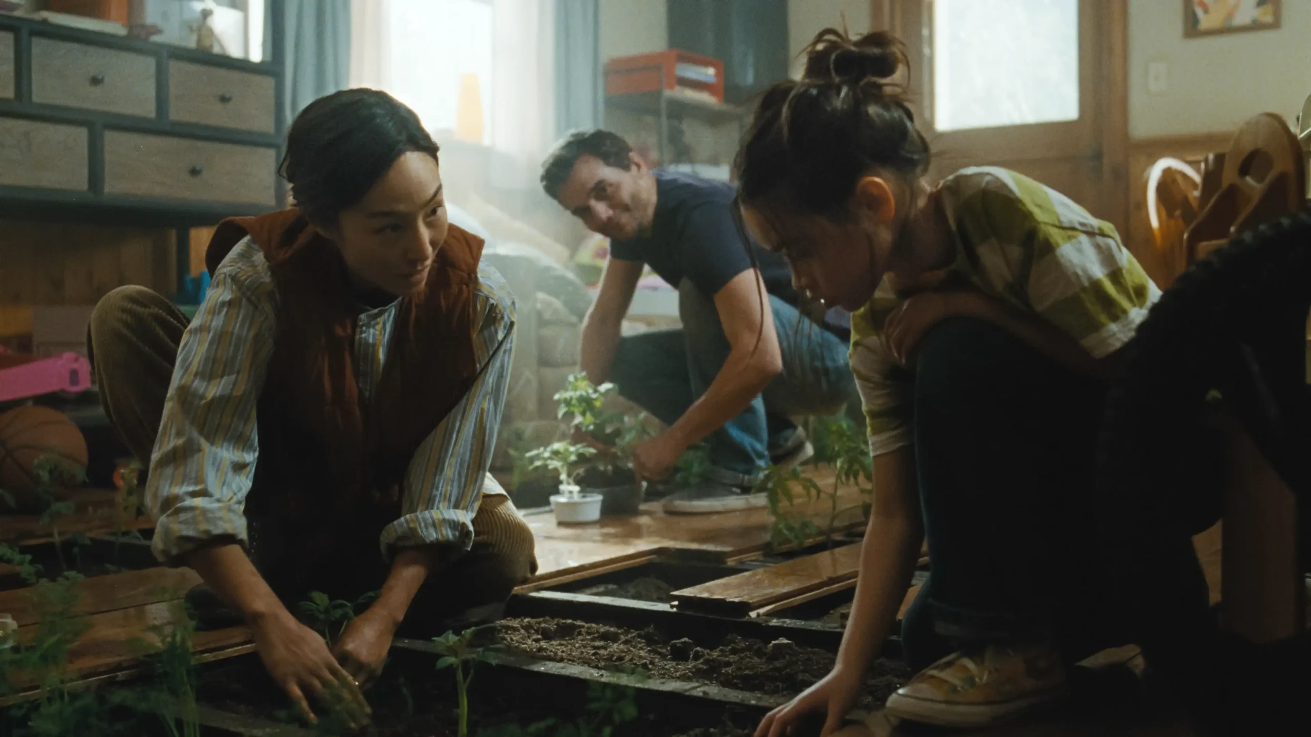 “The Last House” estreia na Netflix com Wagner Moura e Greta Lee, mas não corresponde às expectativas