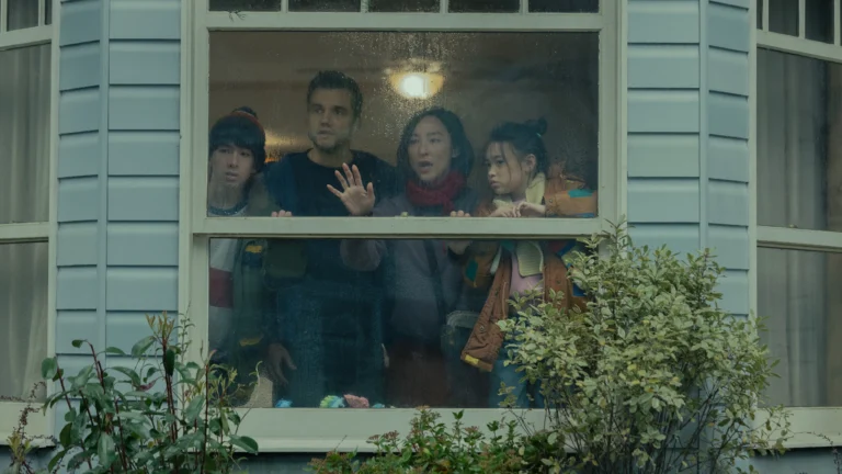“The Last House” estreia na Netflix com Wagner Moura e Greta Lee, mas não corresponde às expectativas