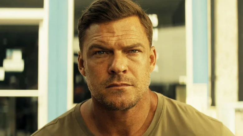 Alan Ritchson compara Jack Reacher a um animal selvagem para explicar o personagem