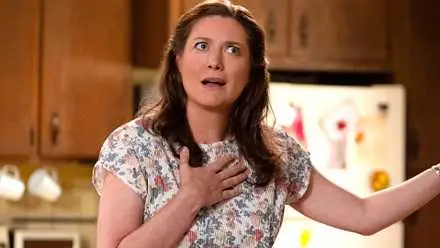 Mary Cooper retorna em Georgie & Mandy’s First Marriage na terceira temporada