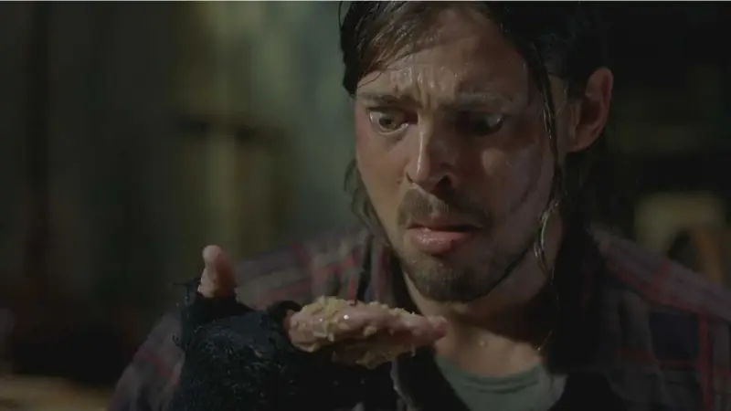 Filme de terror com Karl Urban e cena de abertura marcante sai de streaming em agosto