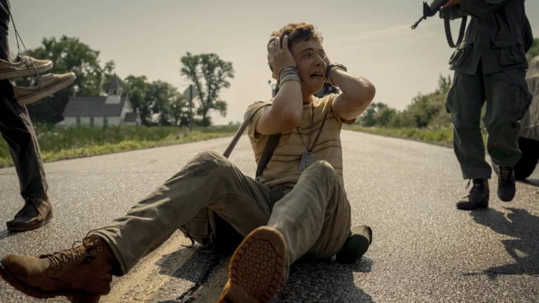 O Thriller Distópico “The Long Walk” de Stephen King Mantém Sucesso em Streaming em Nova Plataforma