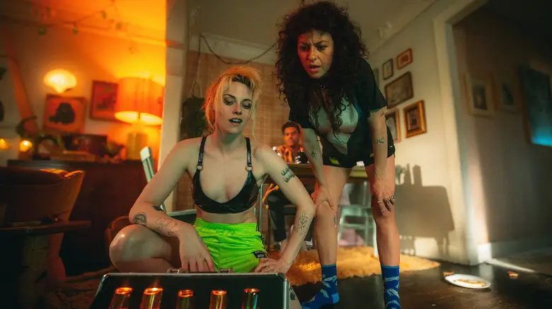 The Wrong Girls: Kristen Stewart e Alia Shawkat protagonizam comédia leve e divertida sobre amizade e drogas psicodélicas