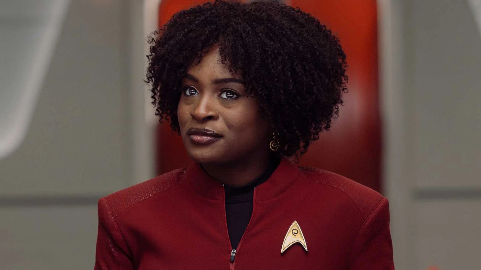 Celia Rose Gooding confirma interesse em retorno como Uhura em possível spinoff de Star Trek e comenta final de Strange New Worlds