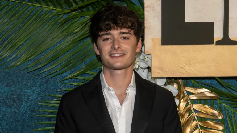 Noah Schnapp inicia carreira no teatro com peça “Affluenza” após fim de Stranger Things