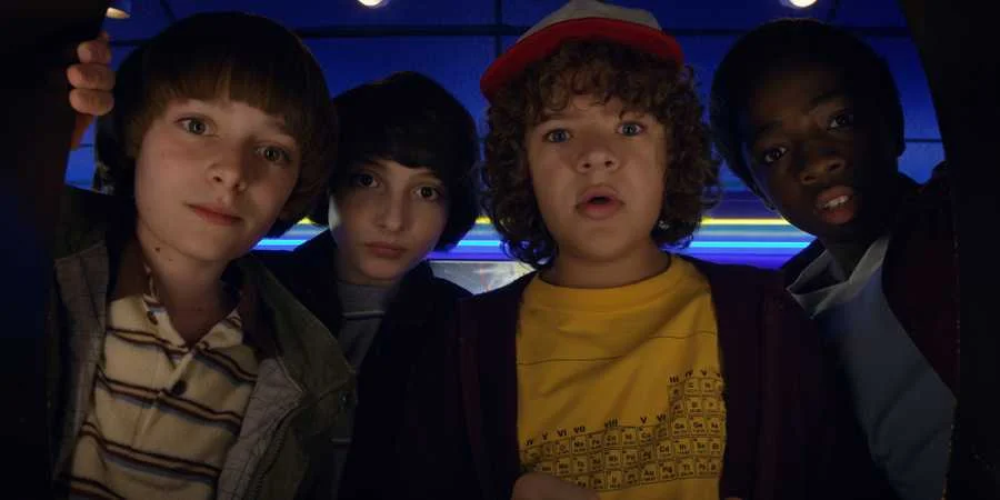 Noah Schnapp inicia carreira no teatro com peça “Affluenza” após fim de Stranger Things