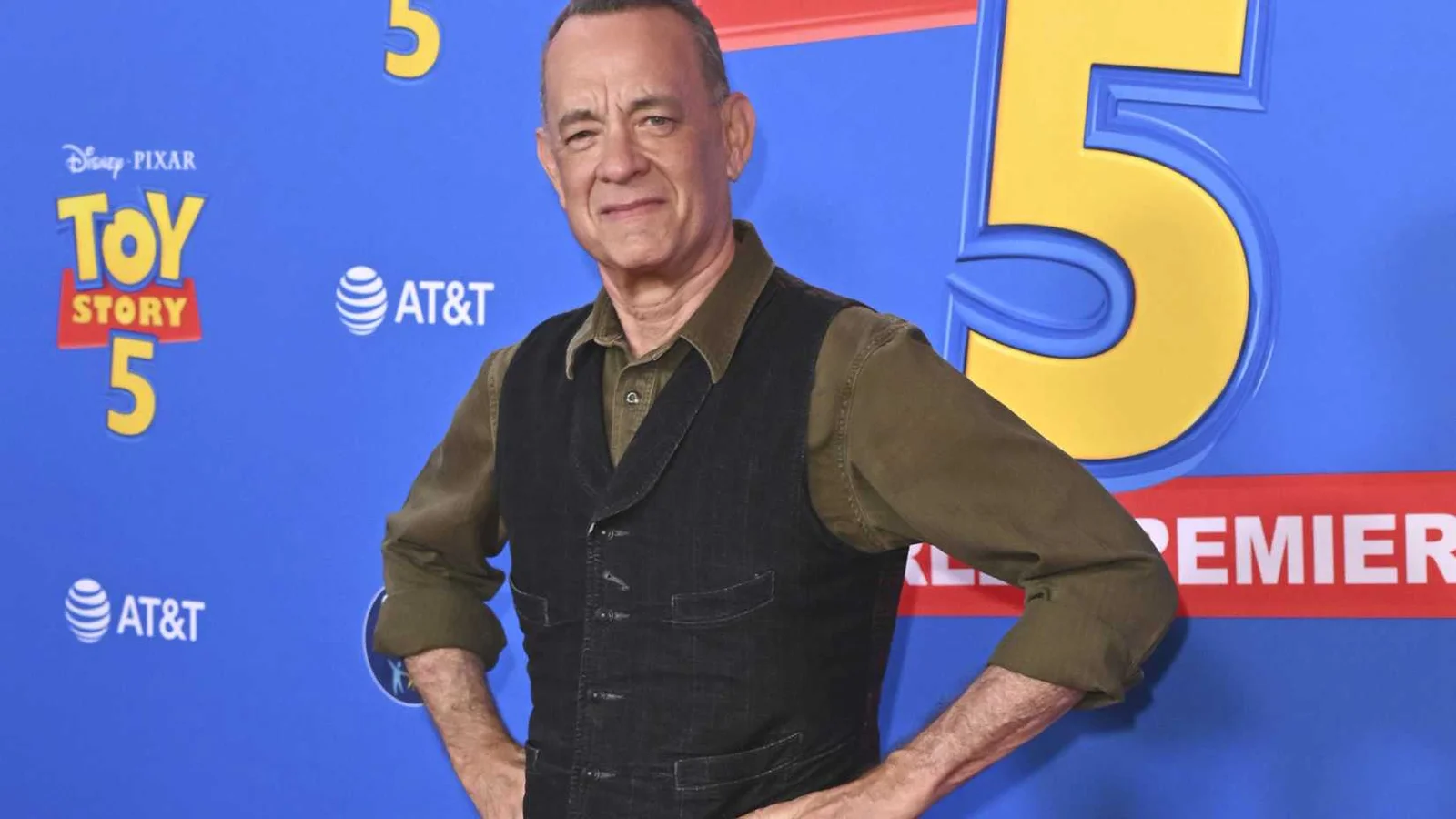 Warner Bros. negocia com Tom Hanks para adaptar livro best-seller “Theo of Golden” ao cinema