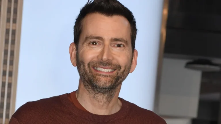 David Tennant comenta futuro incerto de Doctor Who e possíveis retornos após reformulação da BBC