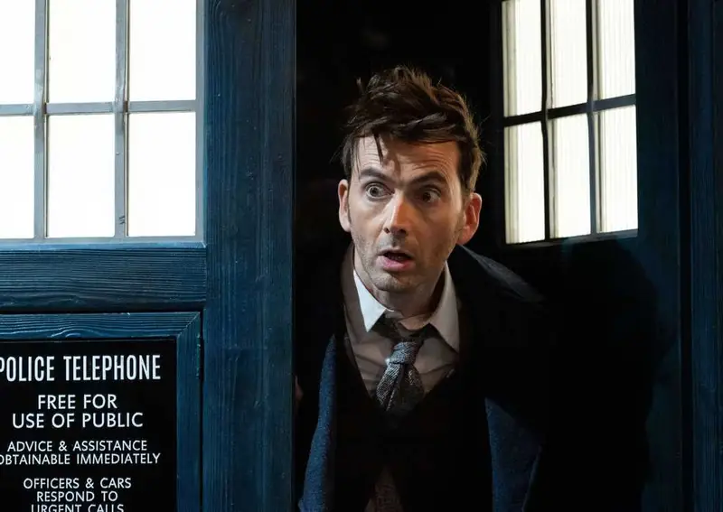 David Tennant comenta futuro incerto de Doctor Who e possíveis retornos após reformulação da BBC