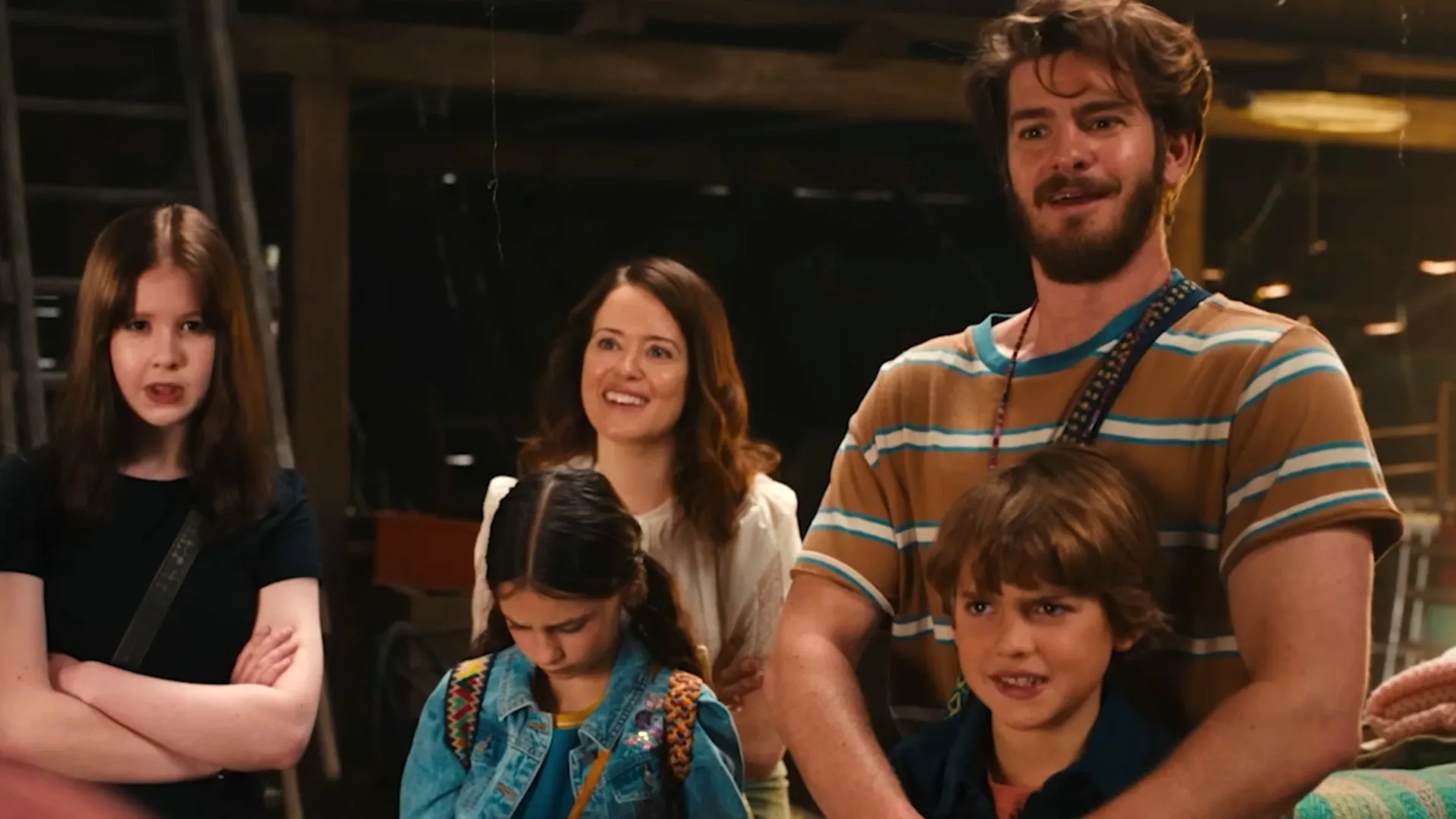 Andrew Garfield e Claire Foy revelam suas brincadeiras favoritas na infância e se emocionam com novo filme de fantasia