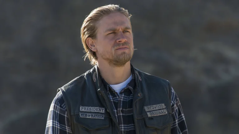 Criador de Sons of Anarchy comenta retorno de Charlie Hunnam em nova série