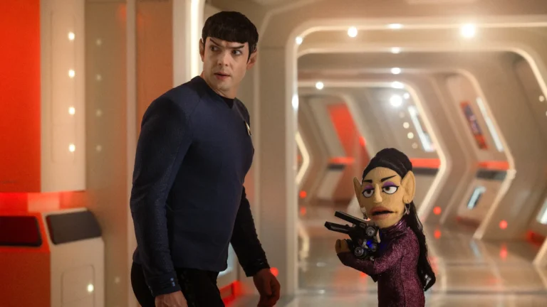 Ethan Peck comenta beijo romântico de Spock com boneca em episódio de Star Trek: Strange New Worlds