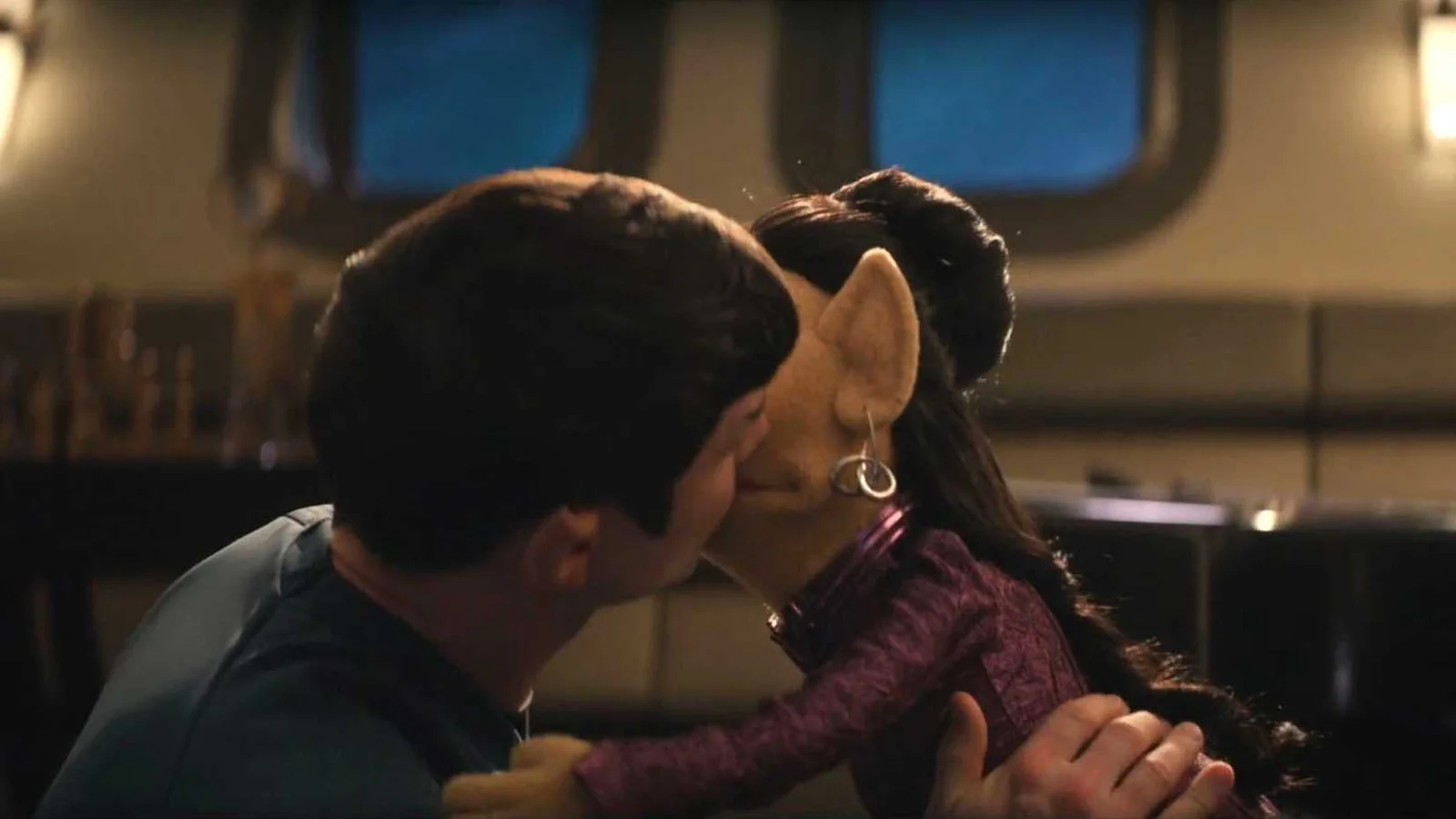 Ethan Peck comenta beijo romântico de Spock com boneca em episódio de Star Trek: Strange New Worlds