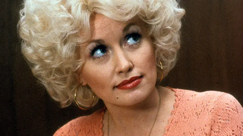 Dolly Parton, ícone da música country e estrela de 9 to 5, morre aos 80 anos