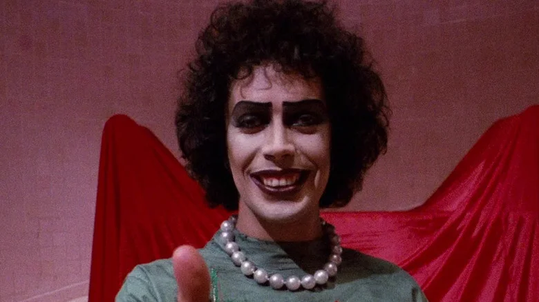 Tim Curry falou sobre a relação com os fãs de The Rocky Horror Picture Show
