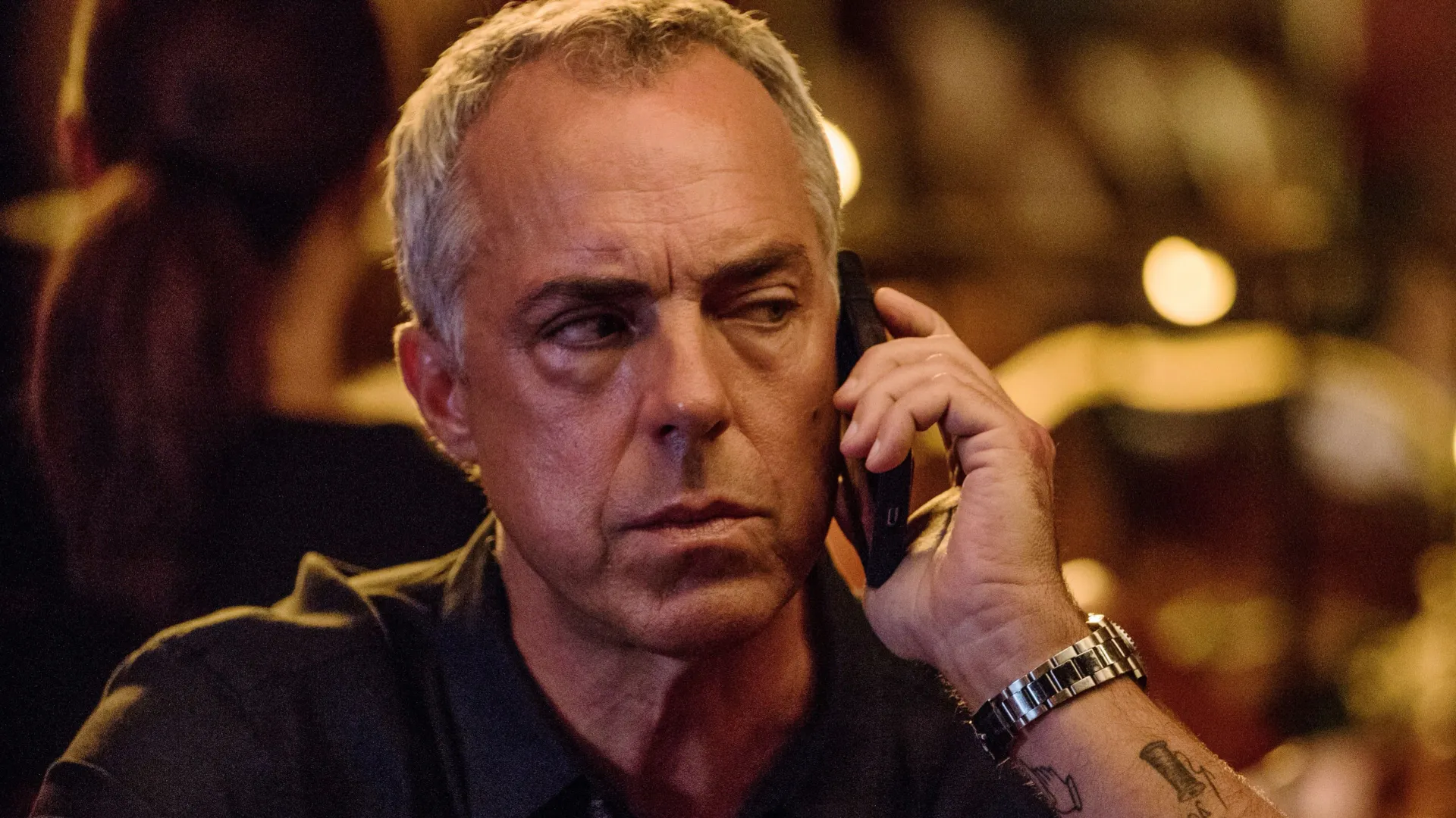 Titus Welliver retorna ao universo DC em série animada com classificação adulta que estreia em dois meses