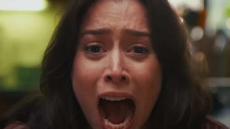 Novo filme de terror Buddy combina Poltergeist e Barney e conquista público com alta nota no Rotten Tomatoes
