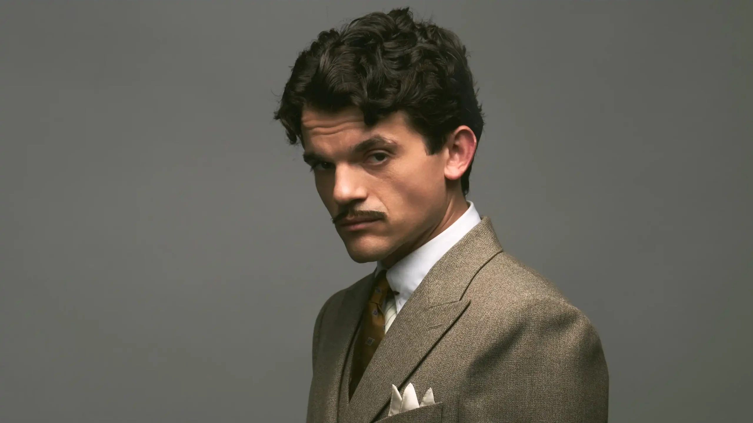 BBC divulga primeiras imagens do mais jovem Hercule Poirot da história na nova série de Agatha Christie