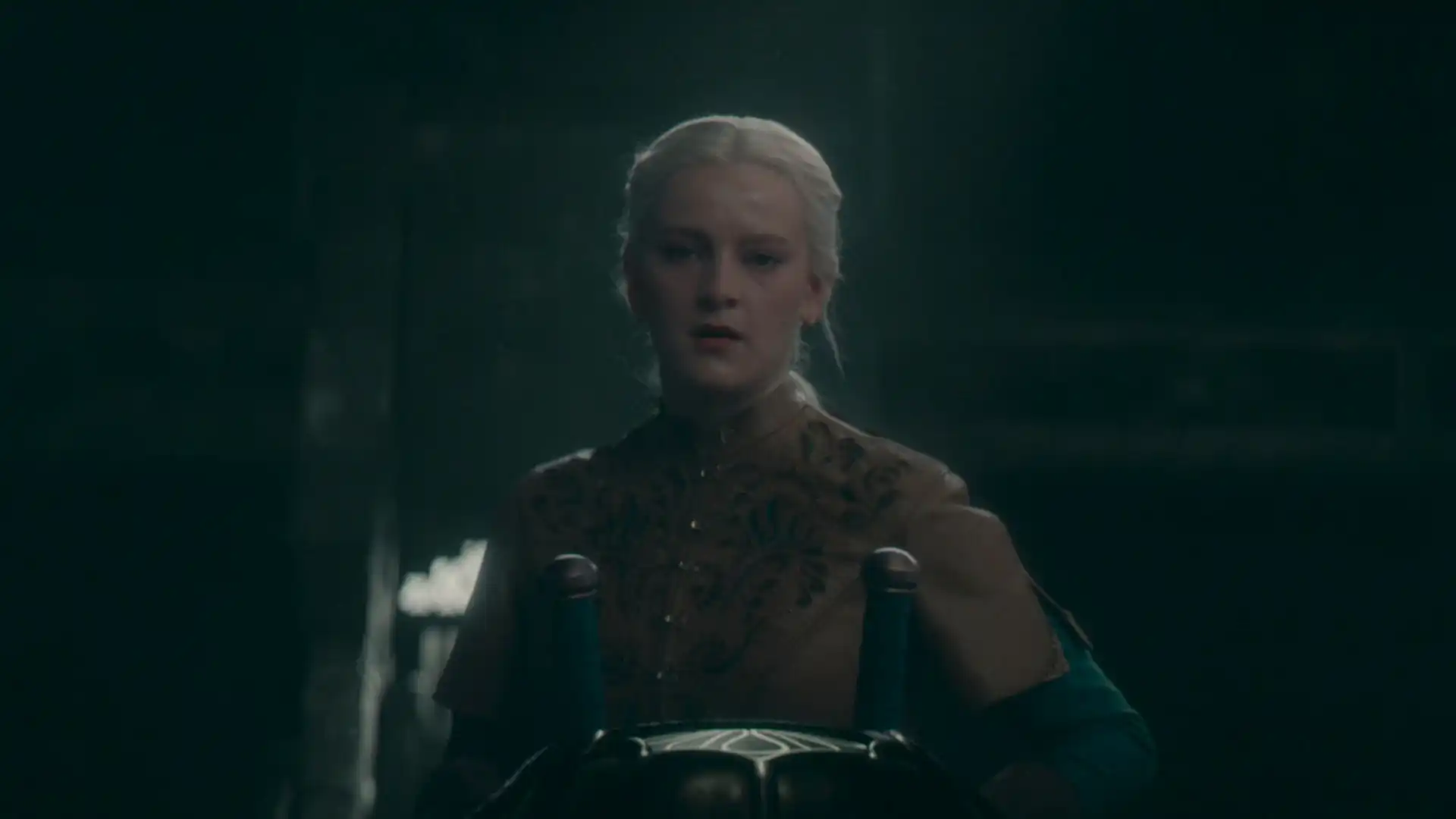 Fãs ficam divididos com mudança da morte de Helaena no final da temporada 3 de House of the Dragon, criticada por George R.R. Martin