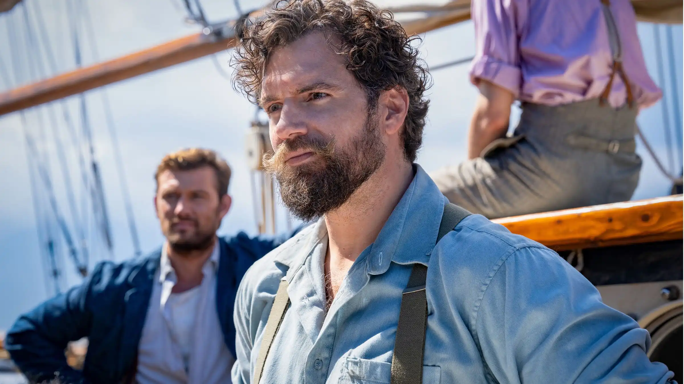 Filme de Guy Ritchie com Henry Cavill sobre a Segunda Guerra Mundial está disponível gratuitamente