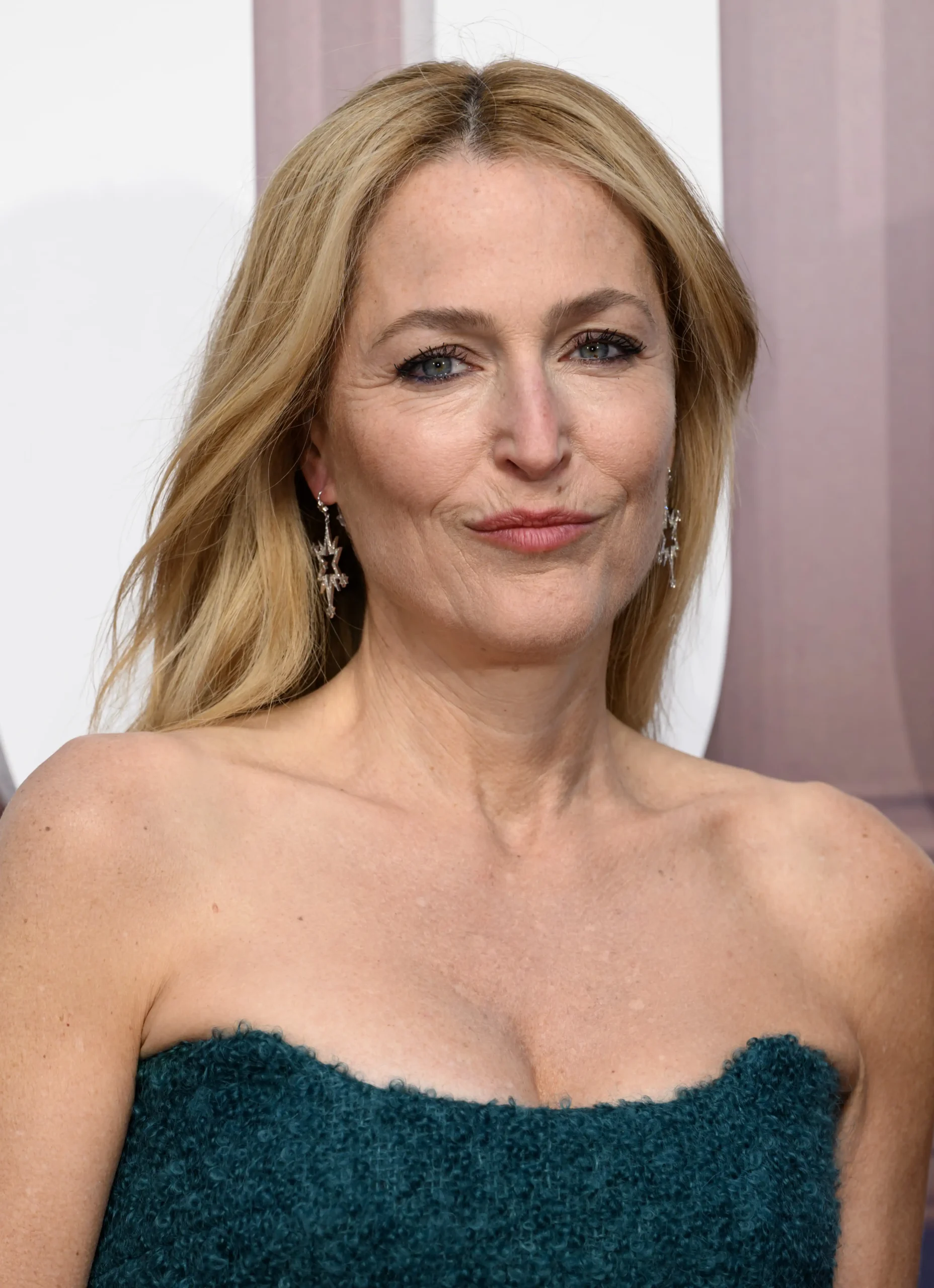 Novo filme de terror estrelado por Gillian Anderson estreia com boa aprovação do público