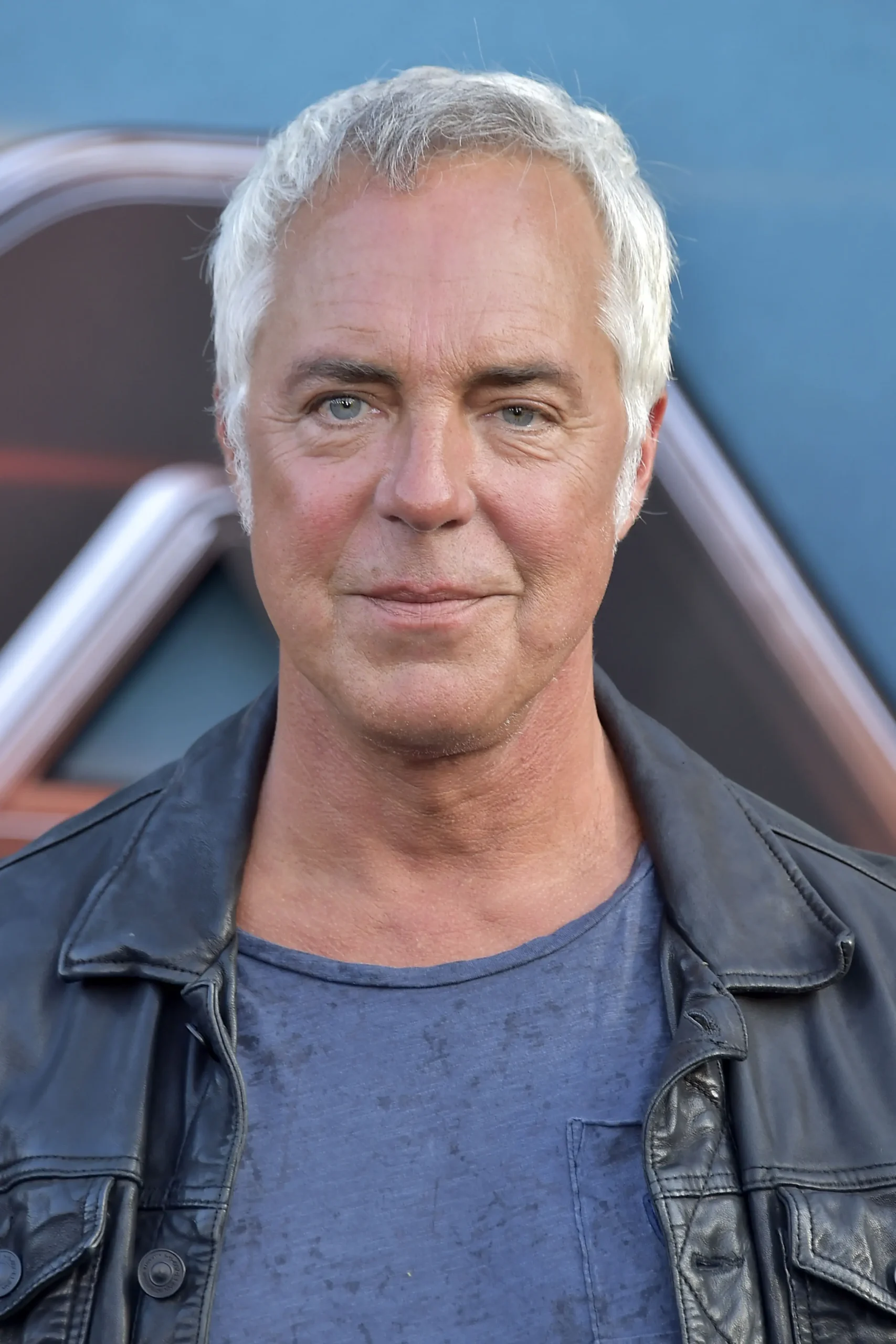 Titus Welliver retorna ao universo DC em série animada com classificação adulta que estreia em dois meses