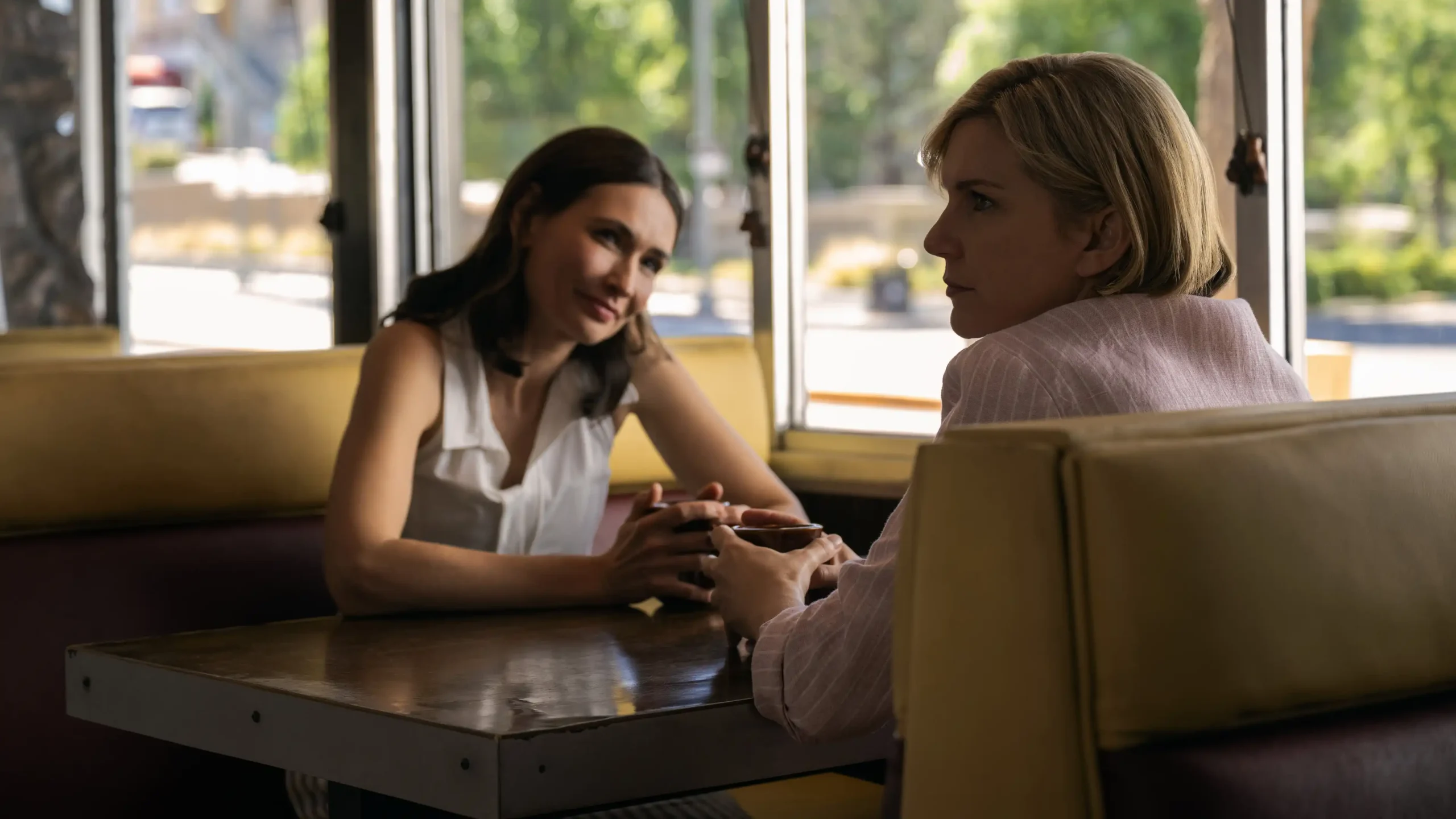 Atualização sobre a 2ª temporada de Pluribus é divulgada por executivo da Apple TV; Vince Gilligan revela avanço importante