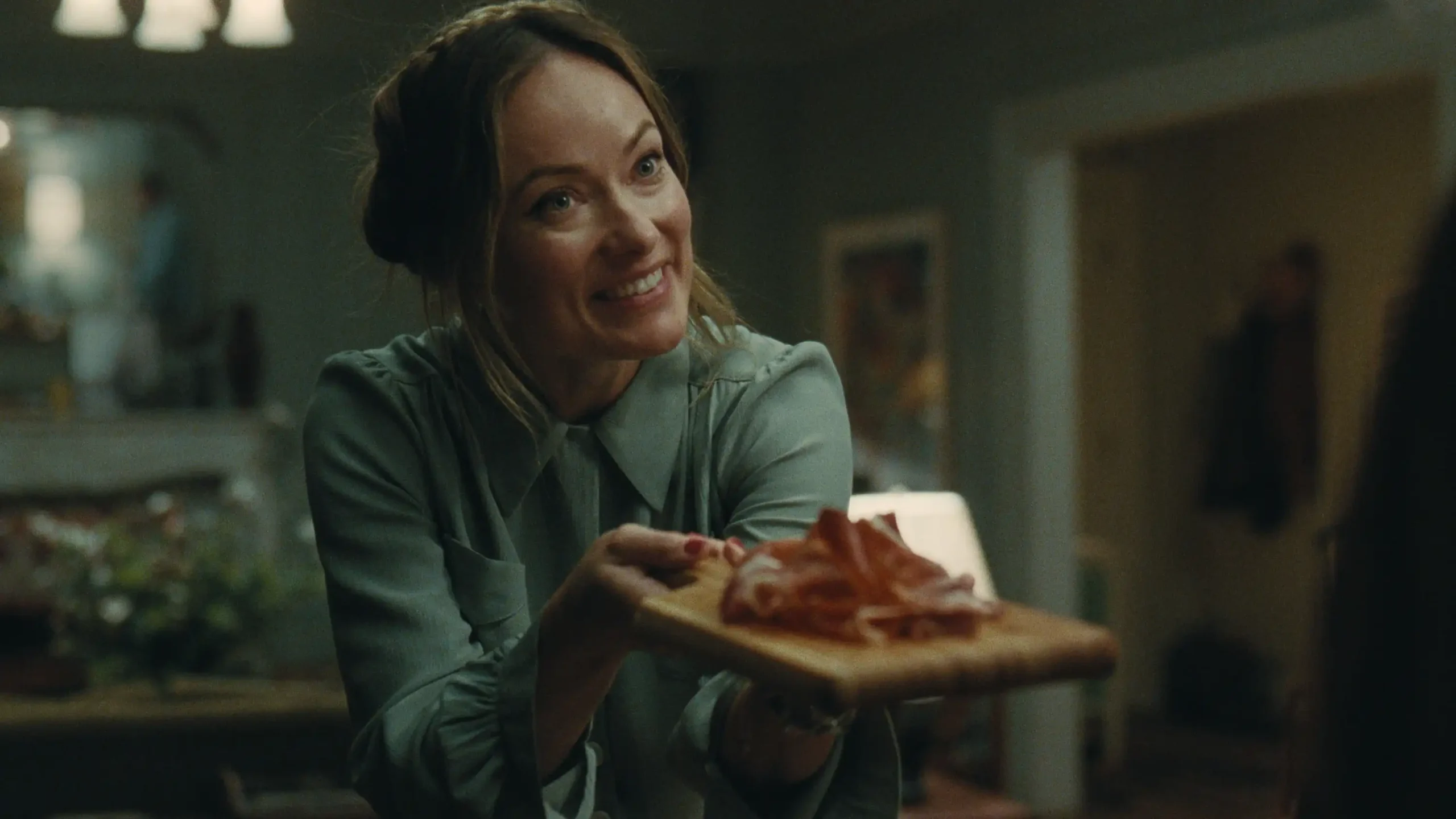 Comédia de Olivia Wilde “The Invite” estreia no streaming após sucesso de US$ 42 milhões nas bilheterias