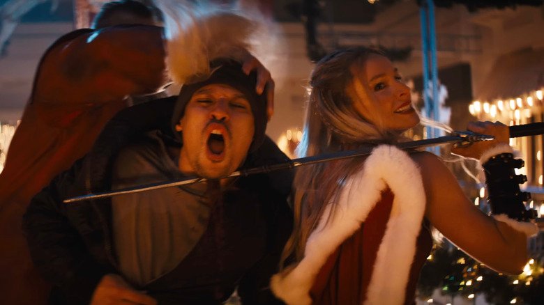 Trailer de Violent Night 2 apresenta Kristen Bell como Mrs. Claus e uma grande espada para salvar o Papai Noel