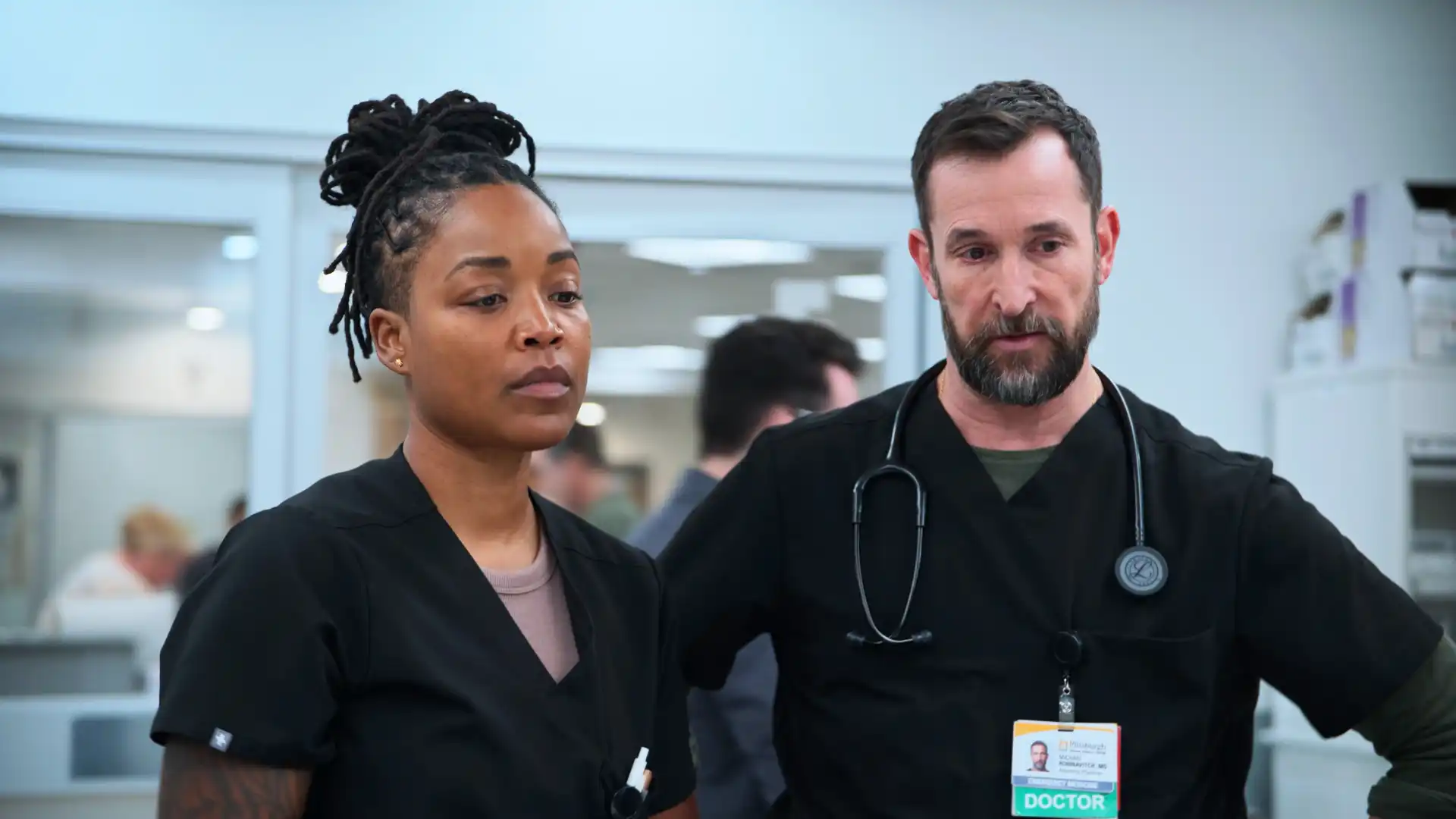 Noah Wyle comenta mudanças no elenco da 3ª temporada de The Pitt após críticas intensas
