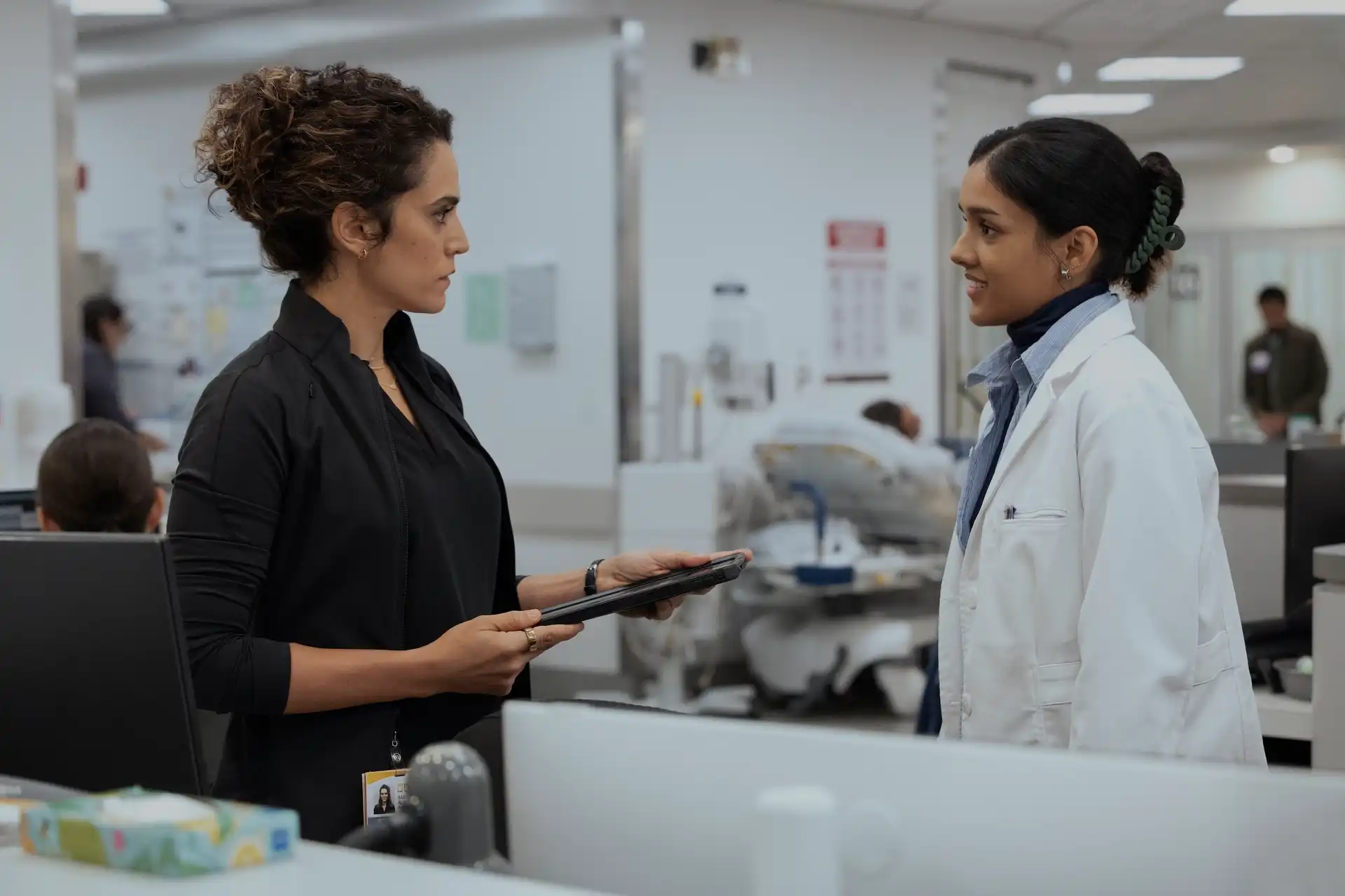 Trailer da 3ª Temporada de The Pitt Revela Retorno de Personagem Principal e Novos Conflitos no Pronto-Socorro