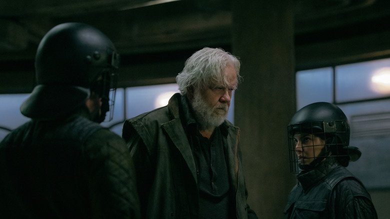 Morte de Bernard Holland em Silo 3 resgata personagem subestimado