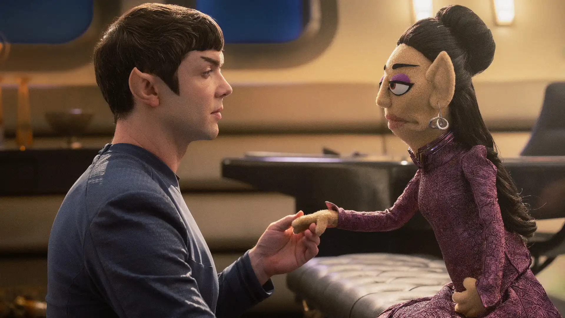 Ethan Peck comenta beijo romântico de Spock com boneca em episódio de Star Trek: Strange New Worlds