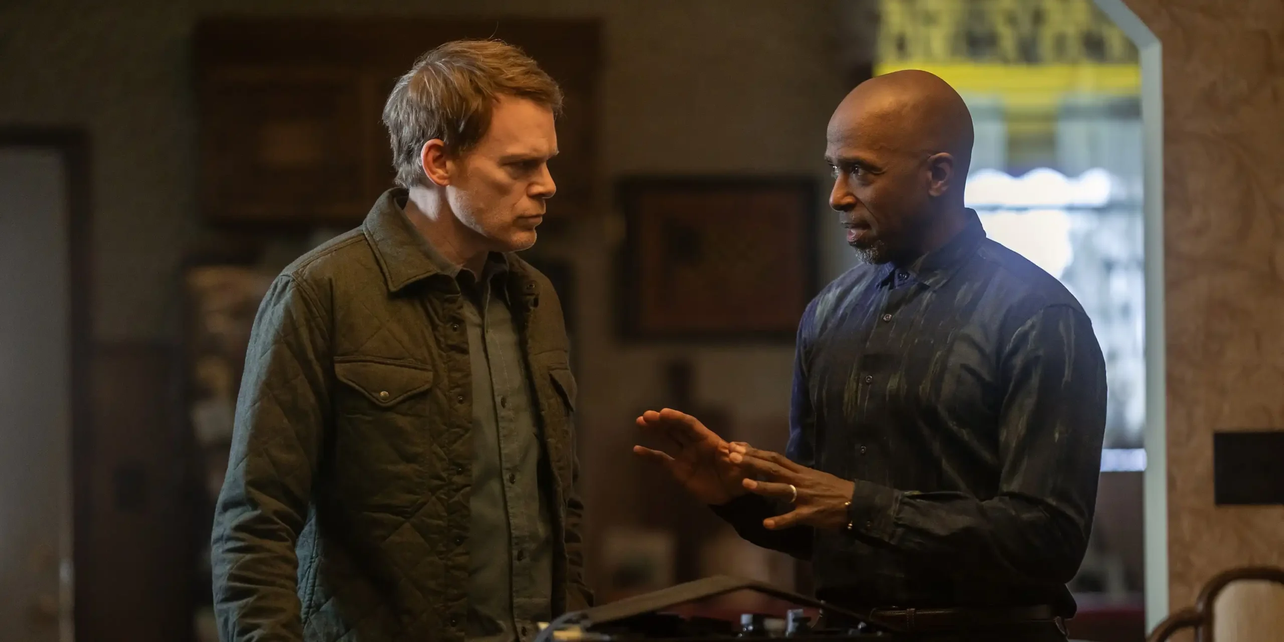 Imagens dos bastidores de Dexter: Resurrection 2 confirmam retorno de detalhe marcante de Dexter Morgan