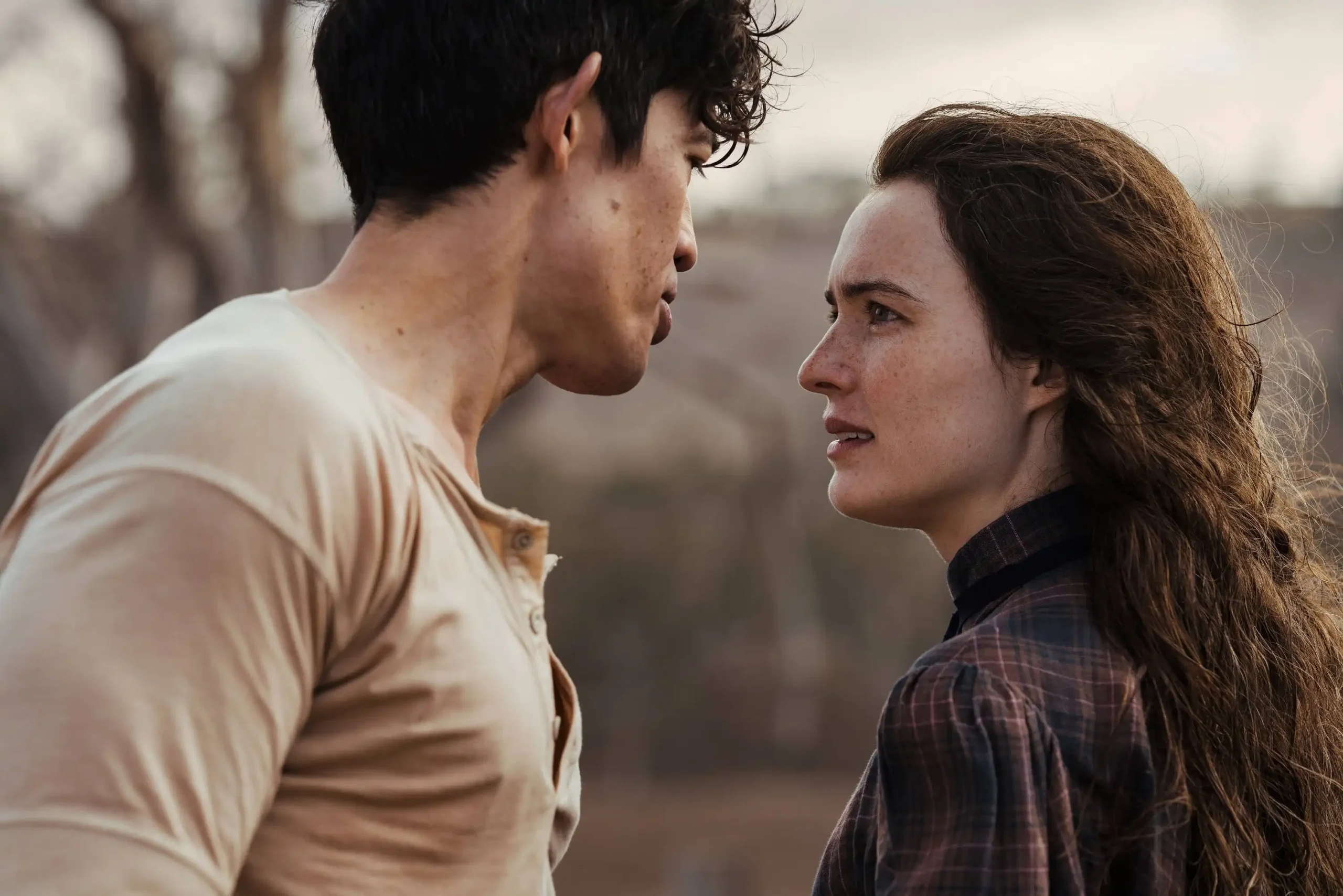 Série histórica da Netflix baseada em clássico de 125 anos estreia com avaliação rara no Rotten Tomatoes
