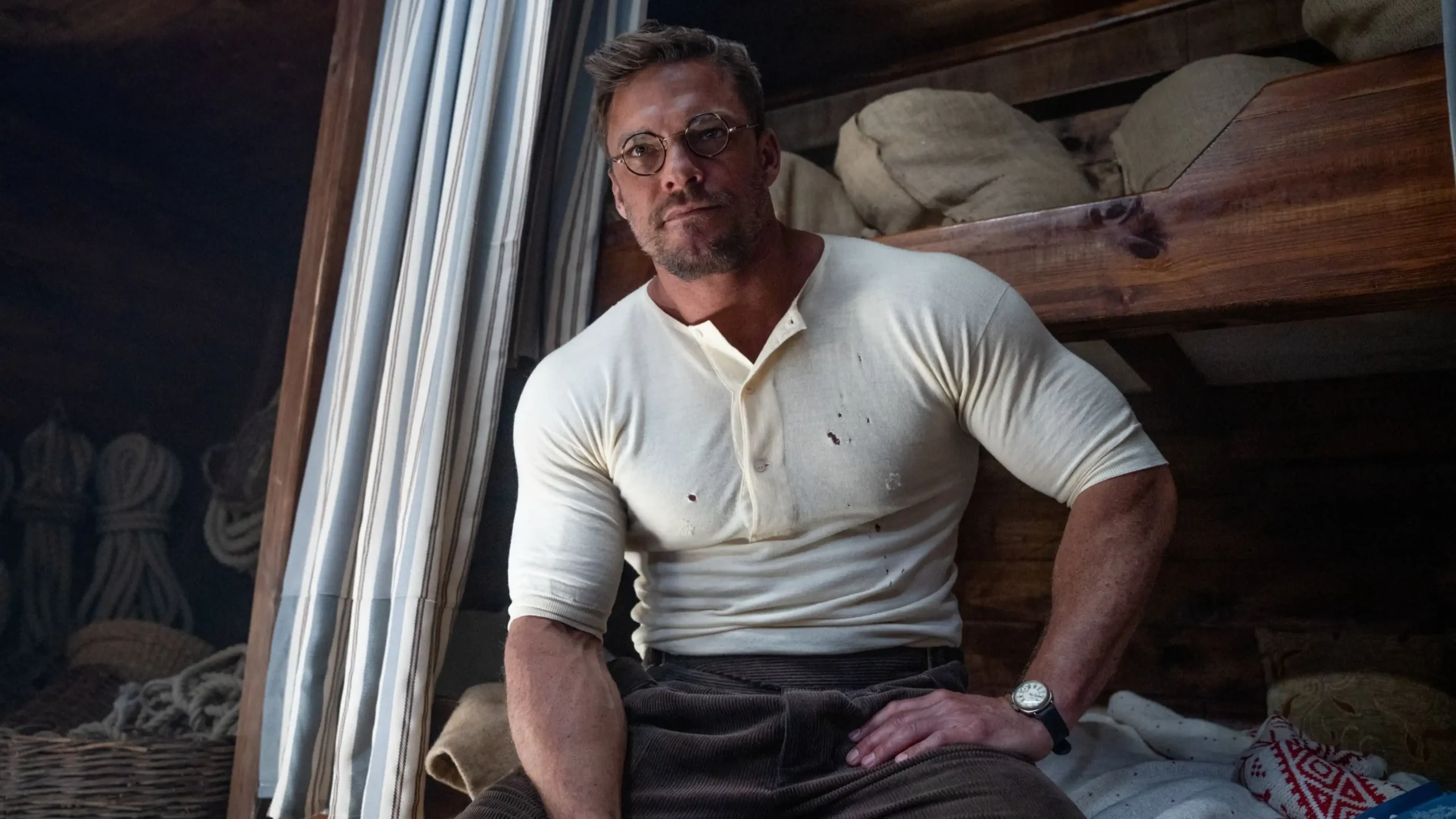 Filme de Guy Ritchie com Henry Cavill sobre a Segunda Guerra Mundial está disponível gratuitamente