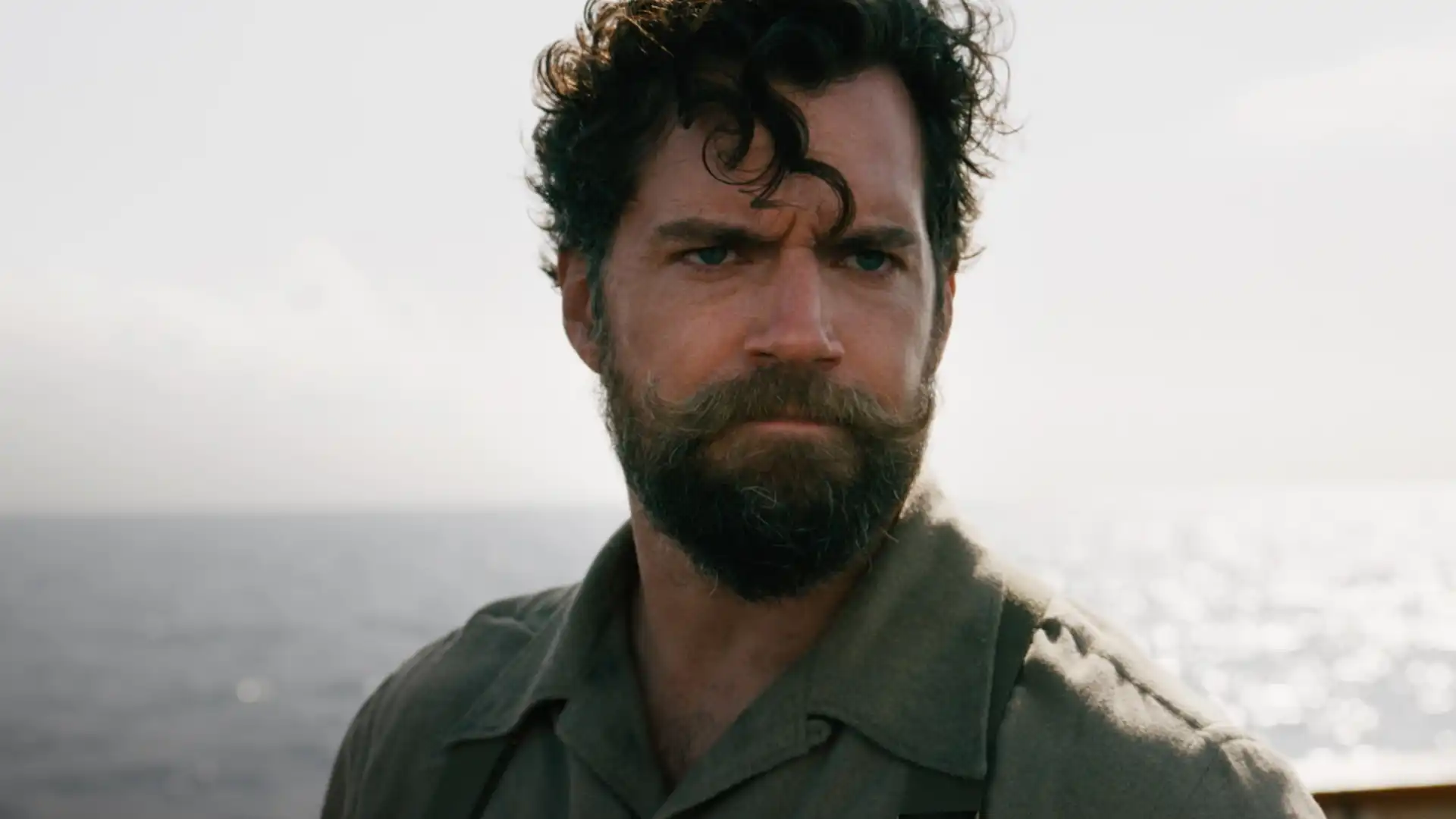 Filme de Guy Ritchie com Henry Cavill sobre a Segunda Guerra Mundial está disponível gratuitamente