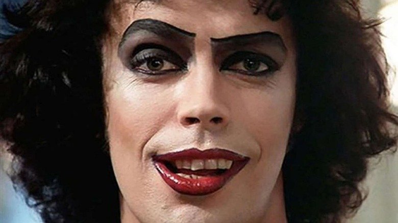 Tim Curry, ator icônico de Rocky Horror Picture Show e Esqueceram de Mim 2, morre aos 80 anos