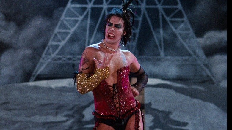 Tim Curry falou sobre a relação com os fãs de The Rocky Horror Picture Show