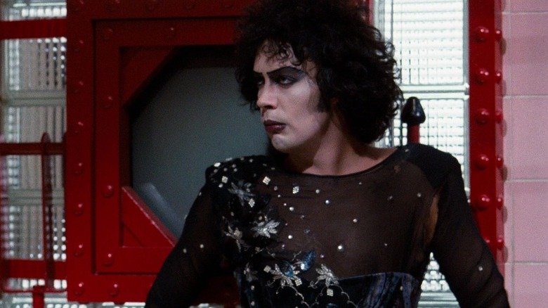 Tim Curry falou sobre a relação com os fãs de The Rocky Horror Picture Show
