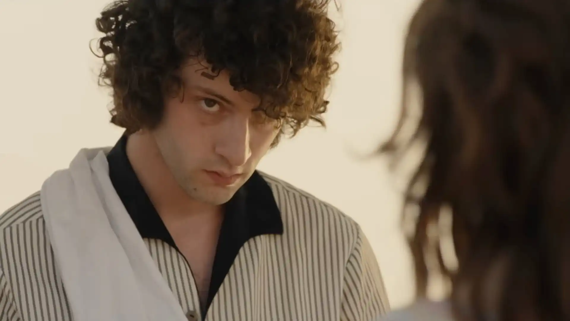 Filme “Tony” retrata a juventude de Anthony Bourdain com licença artística e emoção