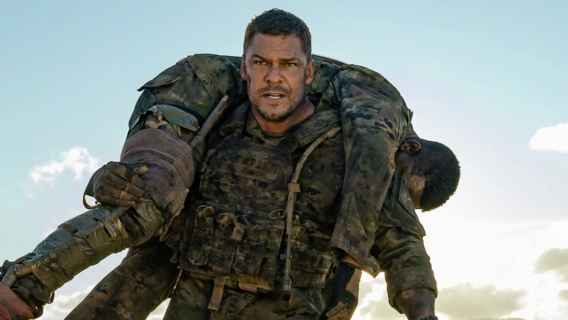 Alan Ritchson renova contrato e ficará na Netflix após sucesso de War Machine