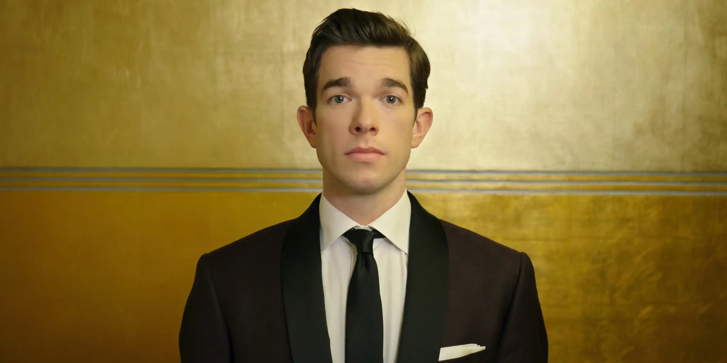 John Mulaney será o novo protagonista no reboot da franquia Get Smart, 18 anos após filme com Steve Carell