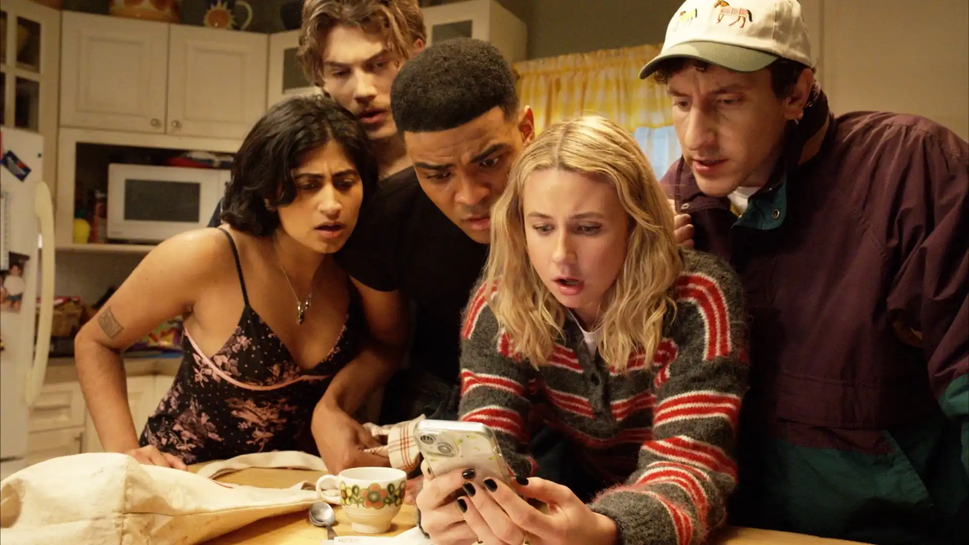 Série de comédia “Adults” registra alta de audiência e mantém nota 100% no Rotten Tomatoes na segunda temporada