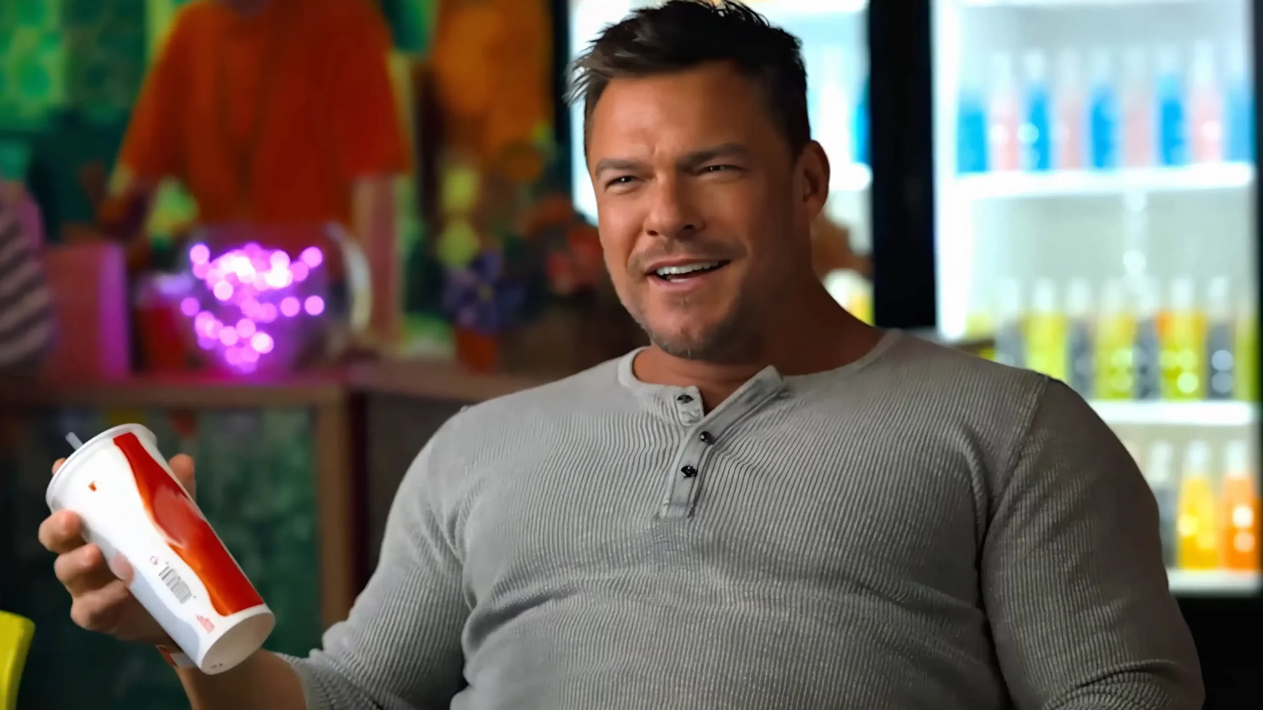 Filme de ação de Alan Ritchson volta a ser sucesso no Prime Video quase um ano após lançamento