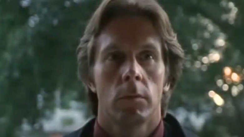Série de terror dos anos 90 produzida por Sam Raimi, “American Gothic”, foi cancelada prematuramente