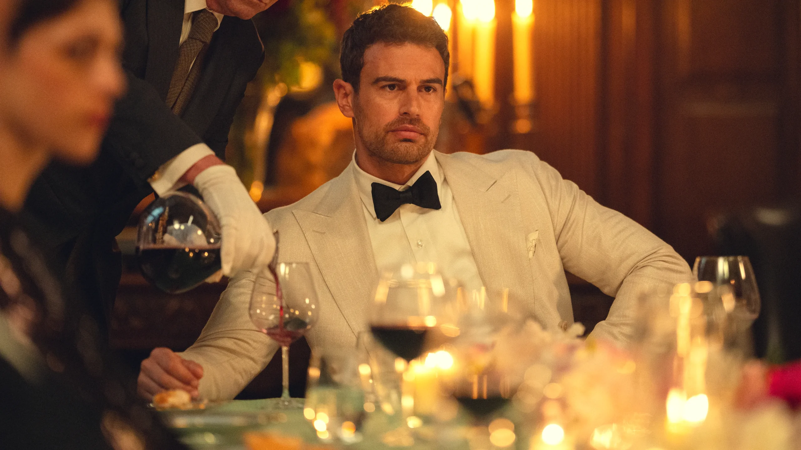 Filmagens da 3ª temporada de The Gentlemen começam em breve, confirma Theo James