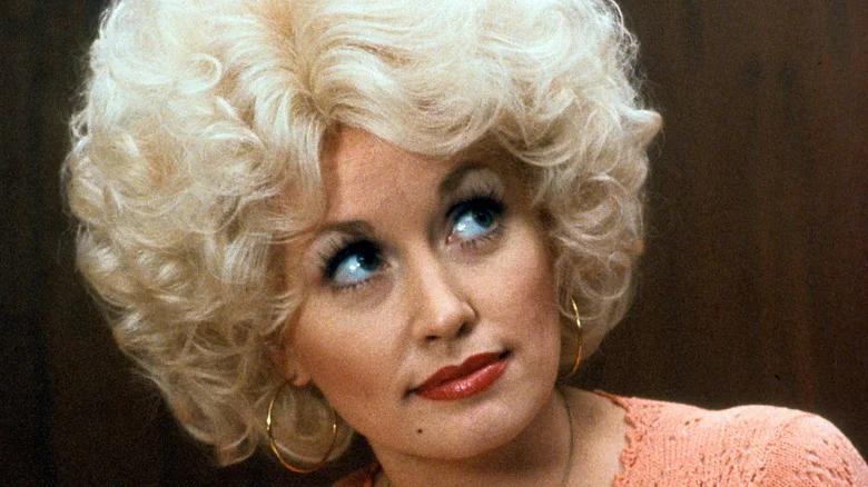 Comédia Clássica de Dolly Parton Ganha Novos Fãs no Netflix Quase 50 Anos Depois